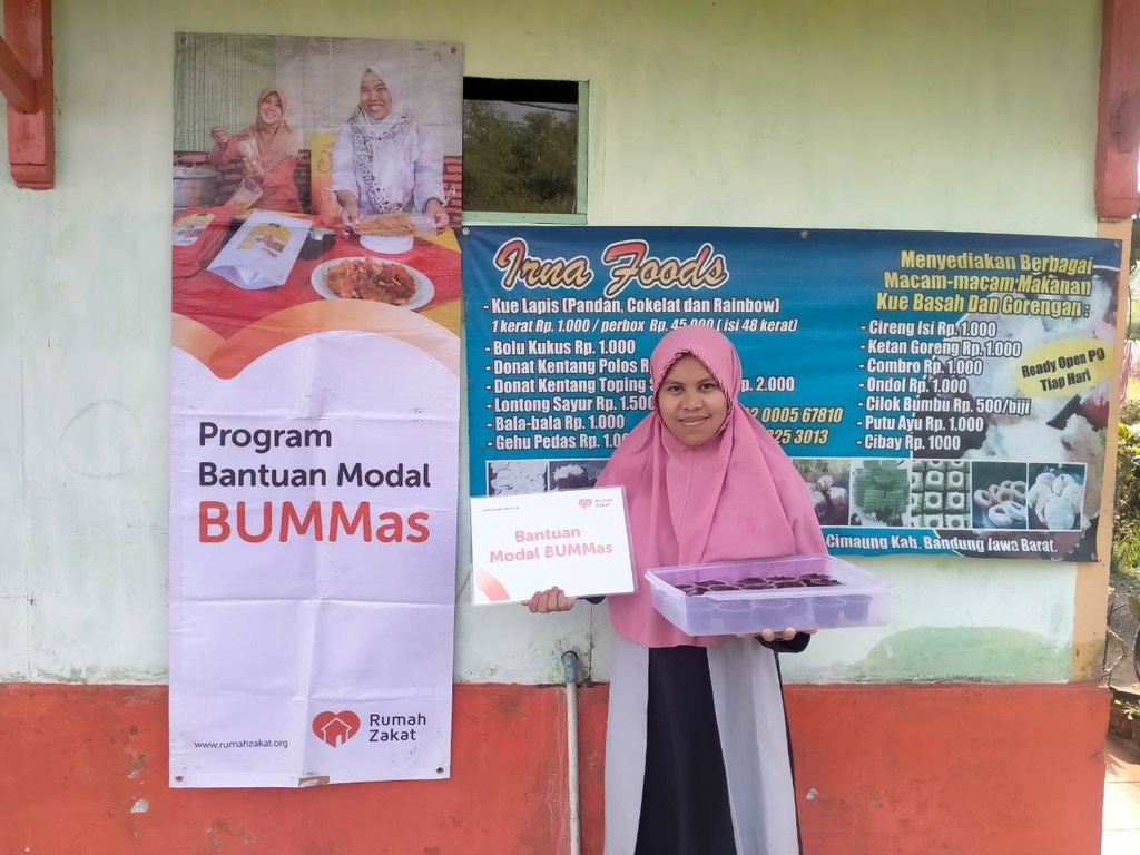 BANTUAN MODAL USAHA RUMAH ZAKAT KEMBANGKAN USAHA KUE IBU IRNA