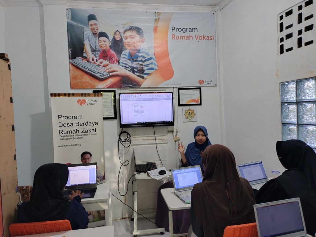 FASILITASI BELAJAR KOMPUTER UNTUK ANAK PUTUS SEKOLAH, RUMAH ZAKAT HADIRKAN LKP BERDAYA
