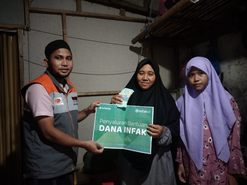 RUMAH ZAKAT SALURKAN DANA INFAK UNTUK BANTU KEMBANGKAN USAHA IBU UMI ZUMROTUN