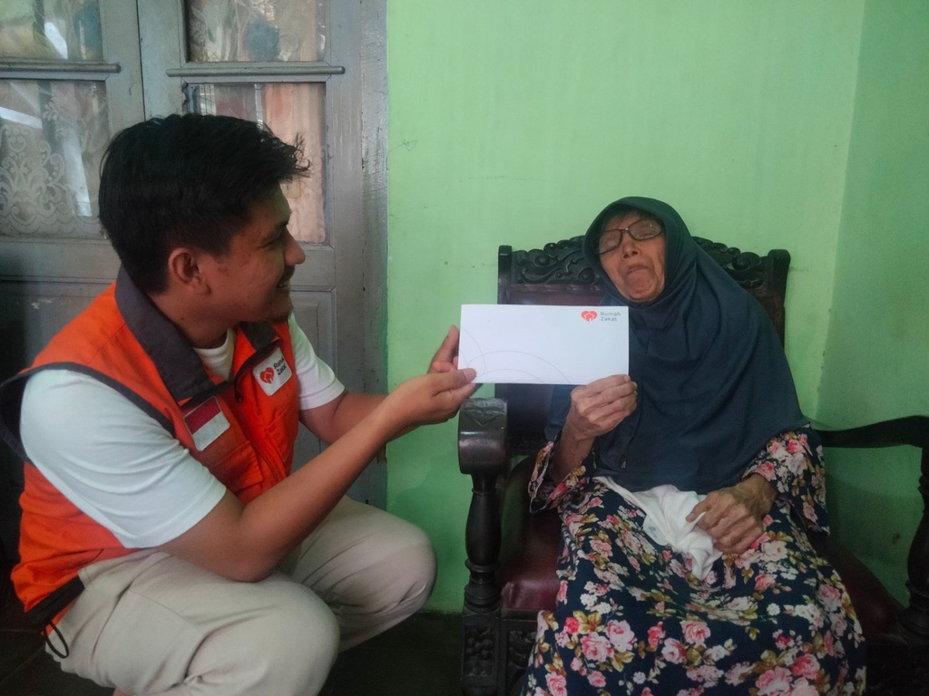 BANTU IBU YUYUN UNTUK BISA PULIH DARI SAKITNYA, RUMAH ZAKAT SALURKAN BANTUAN KESEHATAN