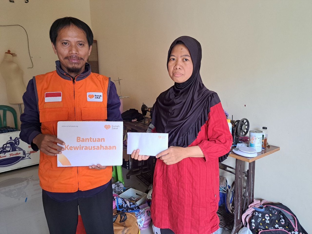 DUKUNG PERKEMBANGAN USAHA IBU ULFI, RUMAH ZAKAT SUPPORT MELALUI BANTUAN MODAL