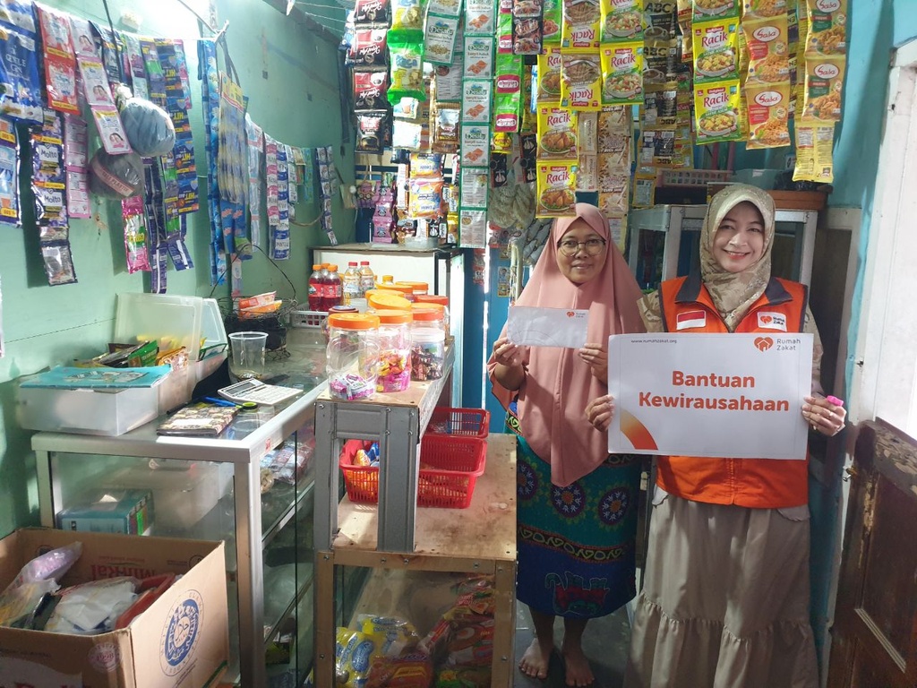 SENYUM IBU ENI, TERIMA BANTUAN MODAL USAHA DARI RUMAH ZAKAT
