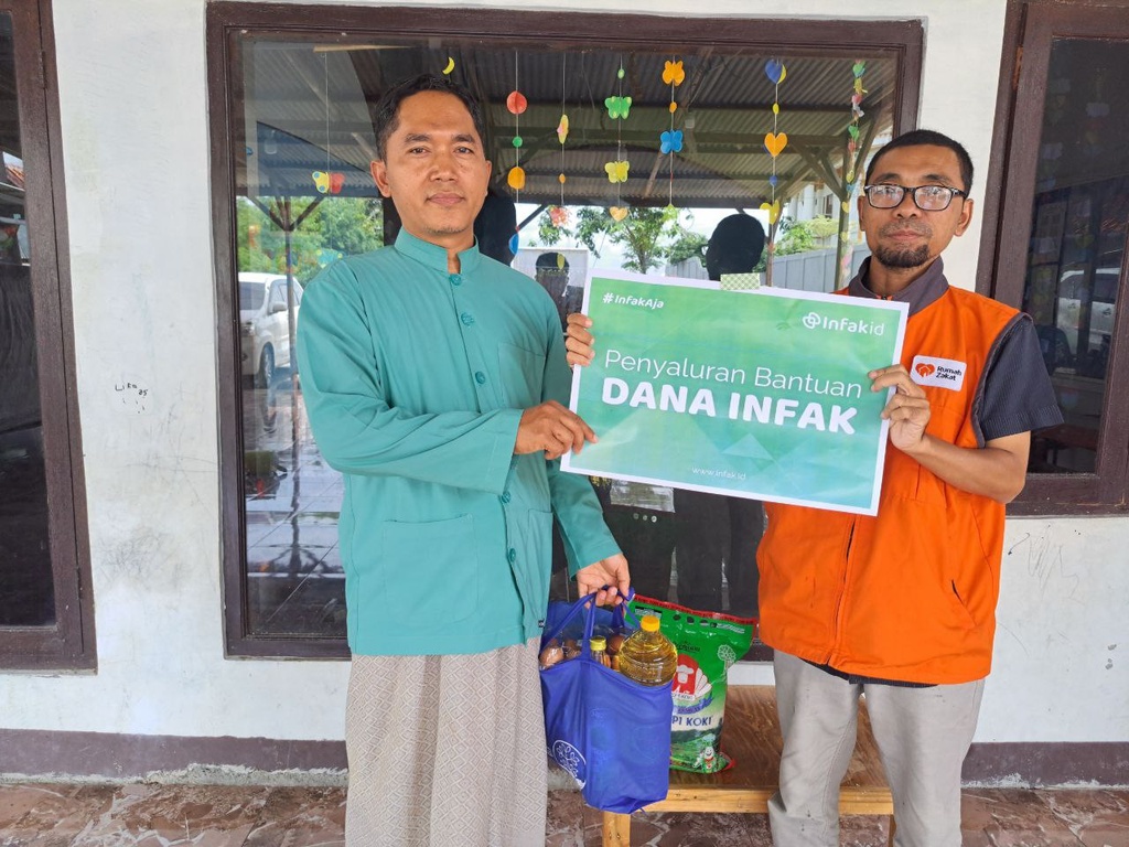 HADIRKAN KEBAHAGIAAN KEPADA GURU NGAJI, RUMAH ZAKAT SALURKAN BANTUAN SEMBAKO