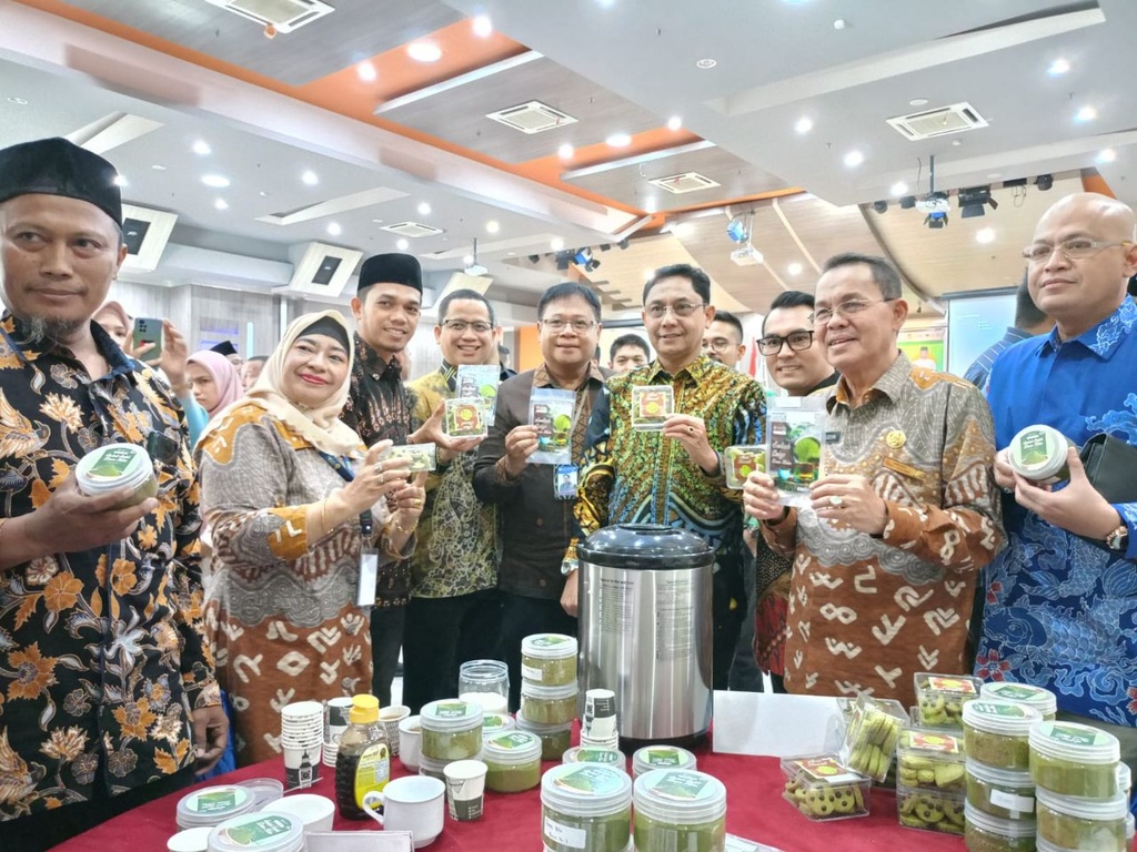 BSI MASLAHAT BERSAMA RUMAH ZAKAT KENALKAN PRODUK OLAHAN DAUN KELOR DALAM ACARA MASYARAKAT EKONOMI SYARIAH DI ACEH
