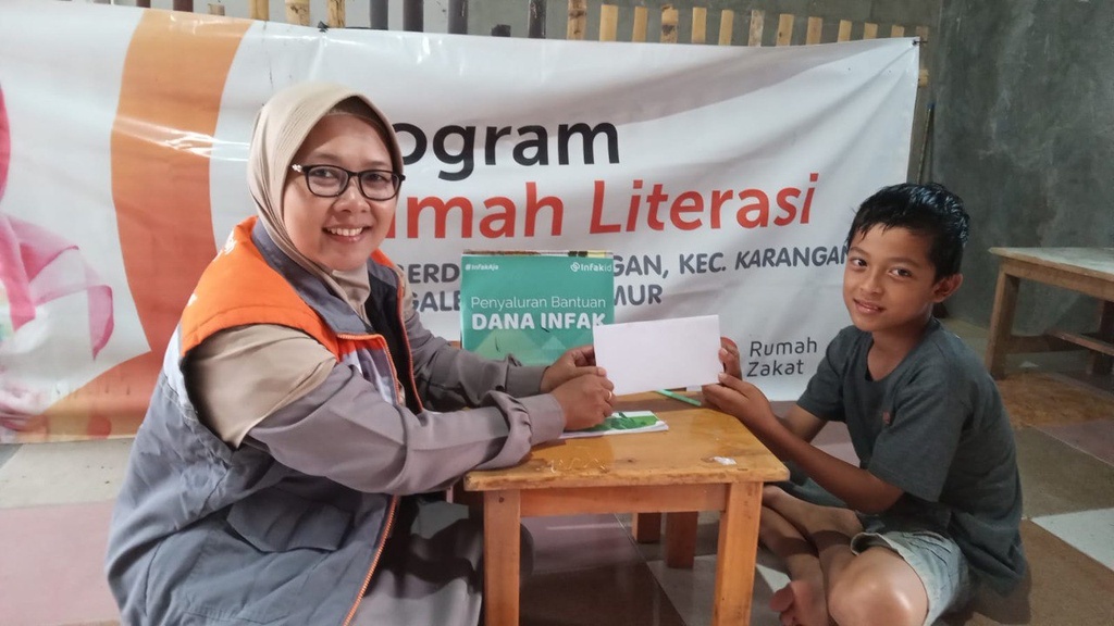 MELALUI BANTUAN PENDIDIKAN, RUMAH ZAKAT KONSISTEN BANTU ANAK-ANAK UNTUK TETAP SEKOLAH