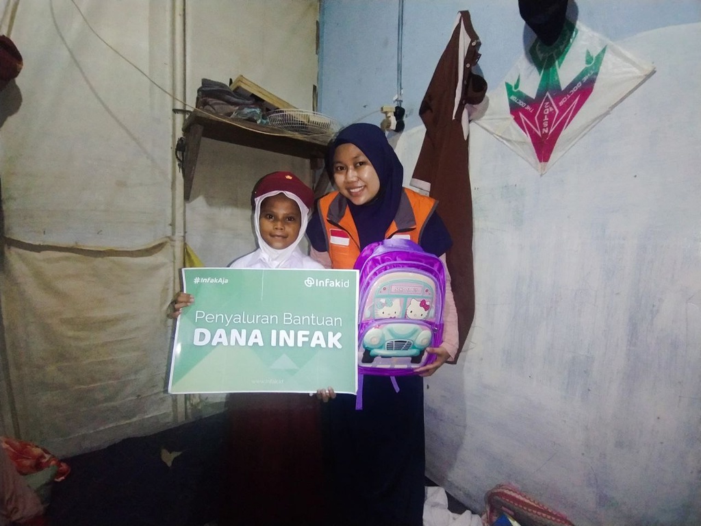 MELALUI BANTUAN PENDIDIKAN, RUMAH ZAKAT BANTU DANIAH MILIKI TAS DAN PERALATAN SEKOLAH BARU