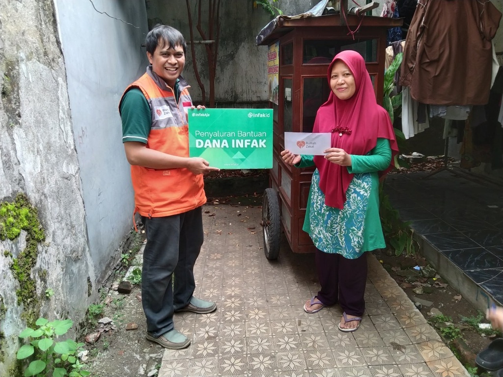 BANTU WARGA KEMBANGKAN USAHA, RUMAH ZAKAT SALURKAN BANTUAN EKONOMI