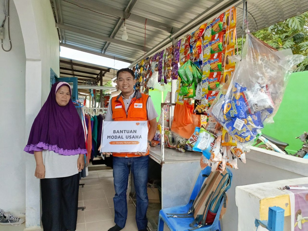 MELALUI SUPPORT BANTUAN EKONOMI, RUMAH ZAKAT UPAYAKAN WARUNG MILIK IBU APRIANTI SEMAKIN BERKEMBANG