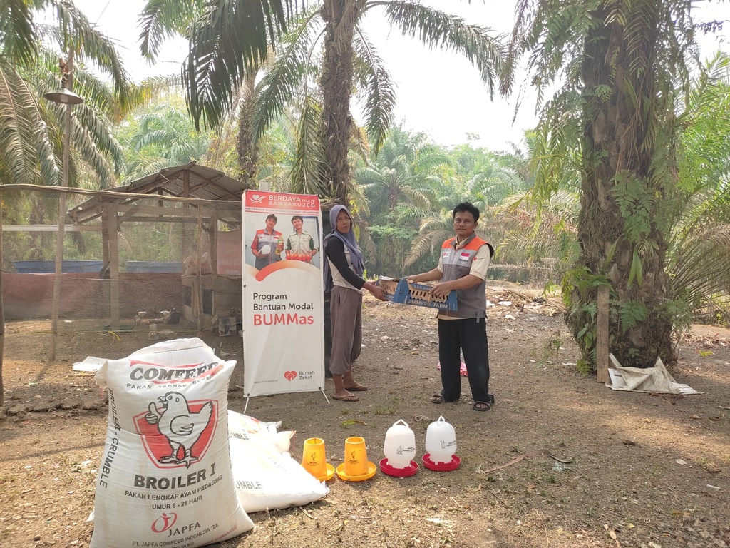 RUMAH ZAKAT SALURKAN BANTUAN TERNAK AYAM UNTUK BERDAYAKAN IBU KHUSNUL