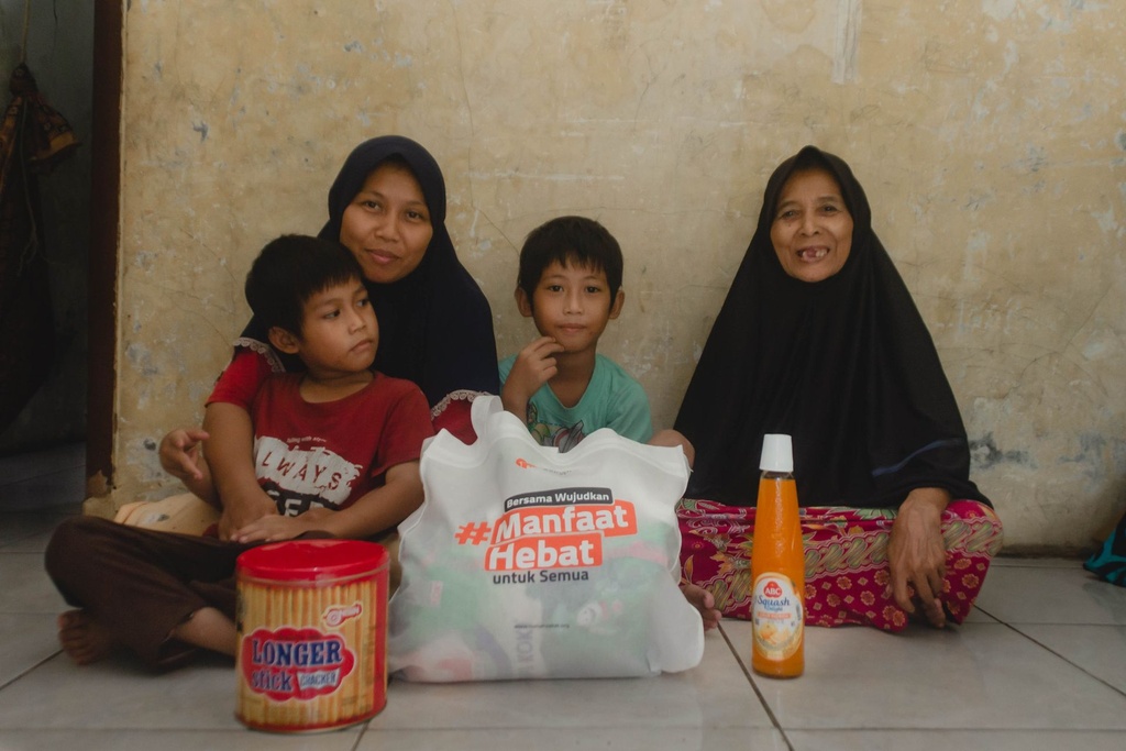 GEMBIRANYA IBU SRI SERTA KELUARGA SAAT MENDAPAT BINGKISAN SEMBAKO KELUARGA