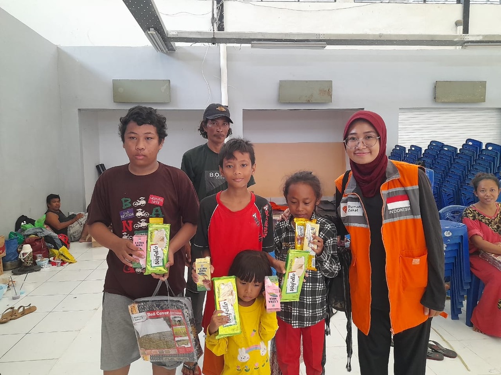 RESPON BANJIR SUMBAWA, RUMAH ZAKAT TERJUNKAN RELAWAN UNTUK BANTU WARGA