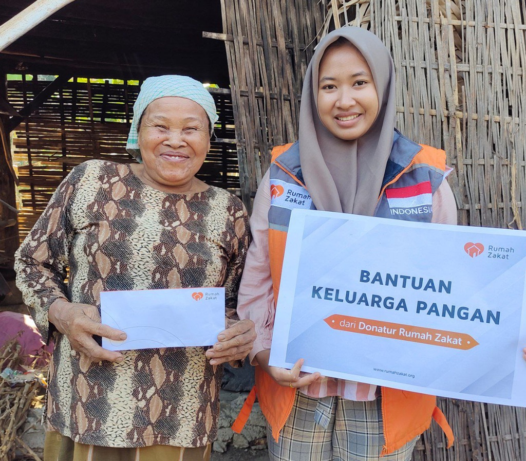 MEMILIKI PROGRAM BANTUAN PANGAN KELUARGA, RUMAH ZAKAT SURABAYA SALURKAN SANTUNAN UNTUK LANSIA SEBATANG KARA
