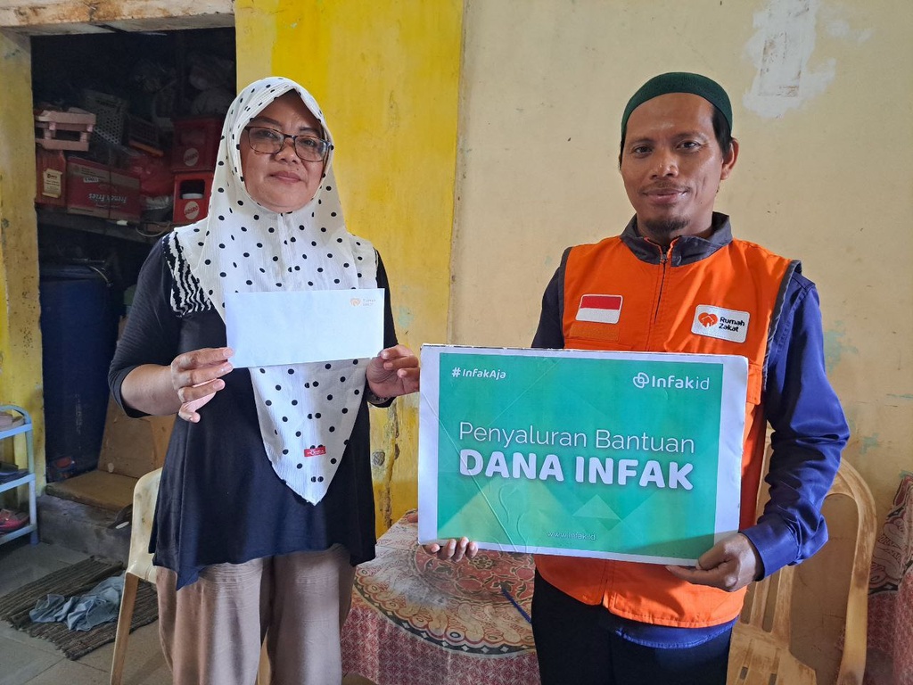 MELALUI BANTUAN KEWIRAUSAHAAN, RUMAH ZAKAT BANTU KEMBANGKAN USAHA KERIPIK IBU YANI