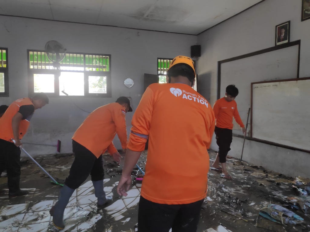 RELAWAN RUMAH ZAKAT BANTU BERSIH BERSIH SEKOLAH DI LOKASI TERDAMPAK BANJIR DEMAK