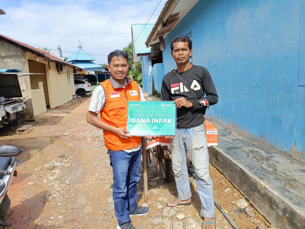 MELALUI BANTUAN MODAL, RUMAH ZAKAT BANTU PAK ACHMAD PERBAIKI FASILITAS USAHA