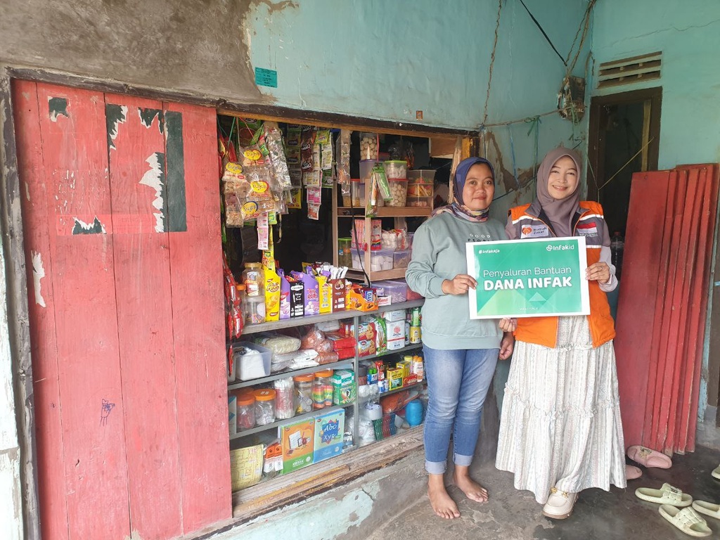 BANTU KEMBANGKAN USAHA IBU SUCI, RUMAH ZAKAT SALURKAN BANTUAN MODAL