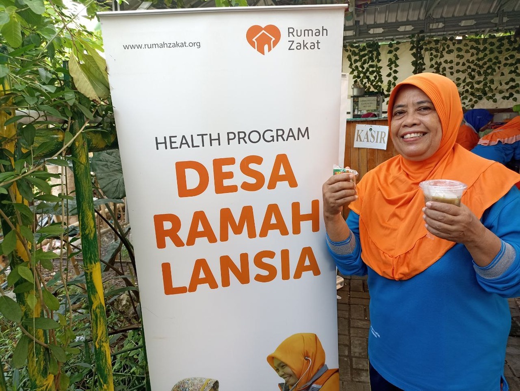 LANSIA ANTUSIAS IKUTI SENAM DAN CEK METABOLIK BERSAMA RUMAH ZAKAT