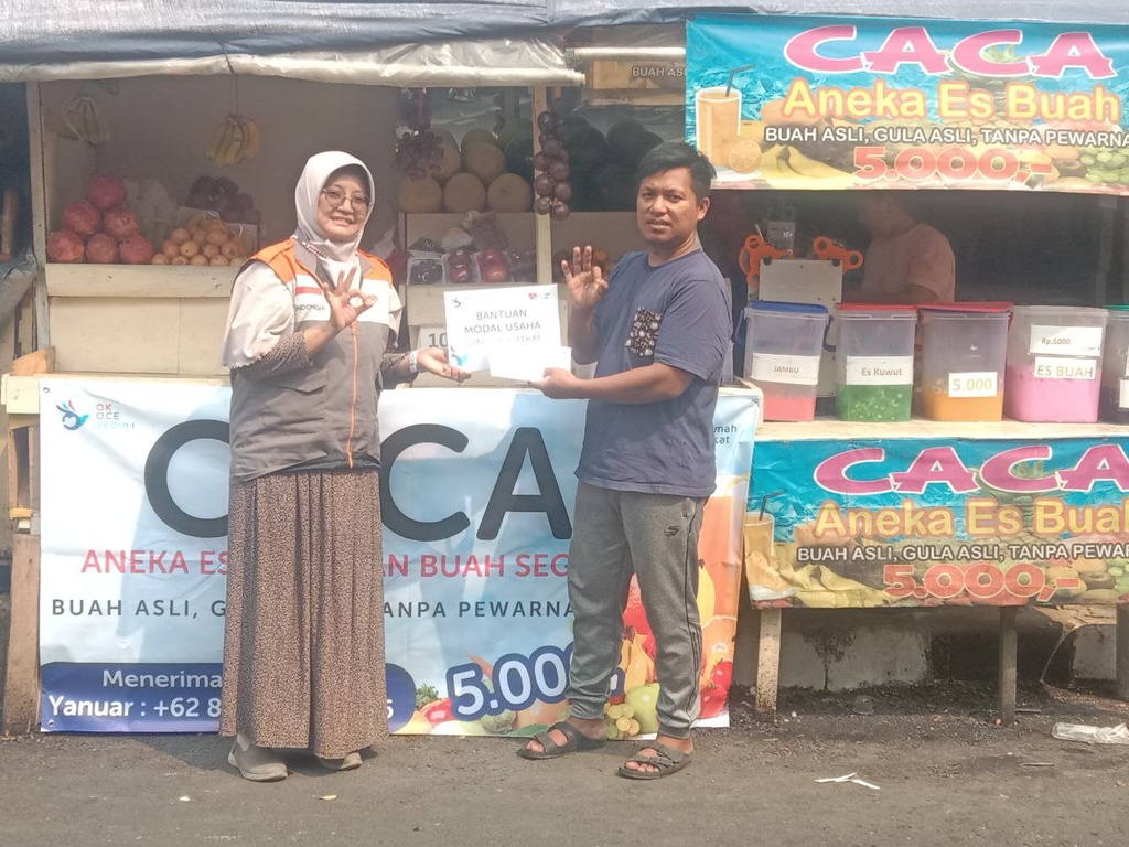 DAPAT BANTUAN PENGUATAN PRODUK OK OCE PEDULI, USAHA ES BUAH YANUAR SEMAKIN DIMINATI PEMBELI