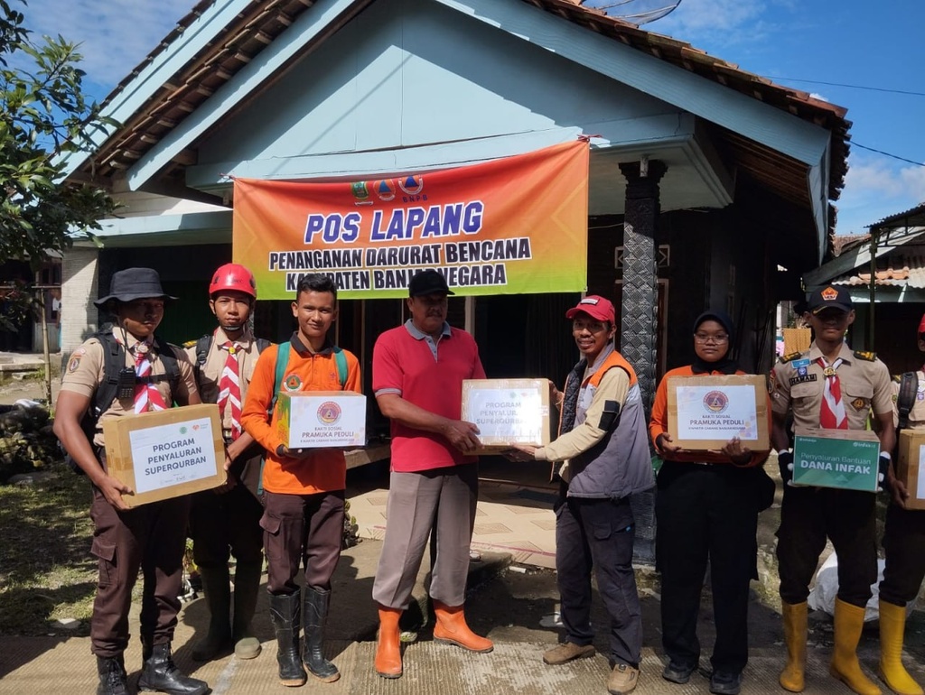RUMAH ZAKAT SALURKAN BANTUAN KEPADA PENYINTAS LONGSOR BANJARNEGARA