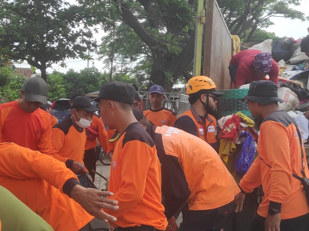 RELAWAN RUMAH ZAKAT ACTION BERSAMA RELAWAN GABUNGAN BERSIHKAN SAMPAH DI PEMUKIMAN WARGA PASCA BANJIR.