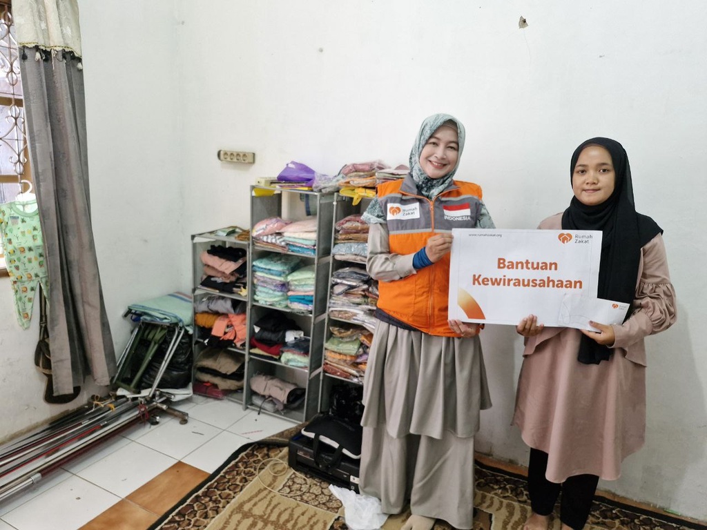 RUMAH ZAKAT SALURKAN BANTUAN MODAL UNTUK BANTU IBU IRMA BANGKIT DARI KETERPURUKAN