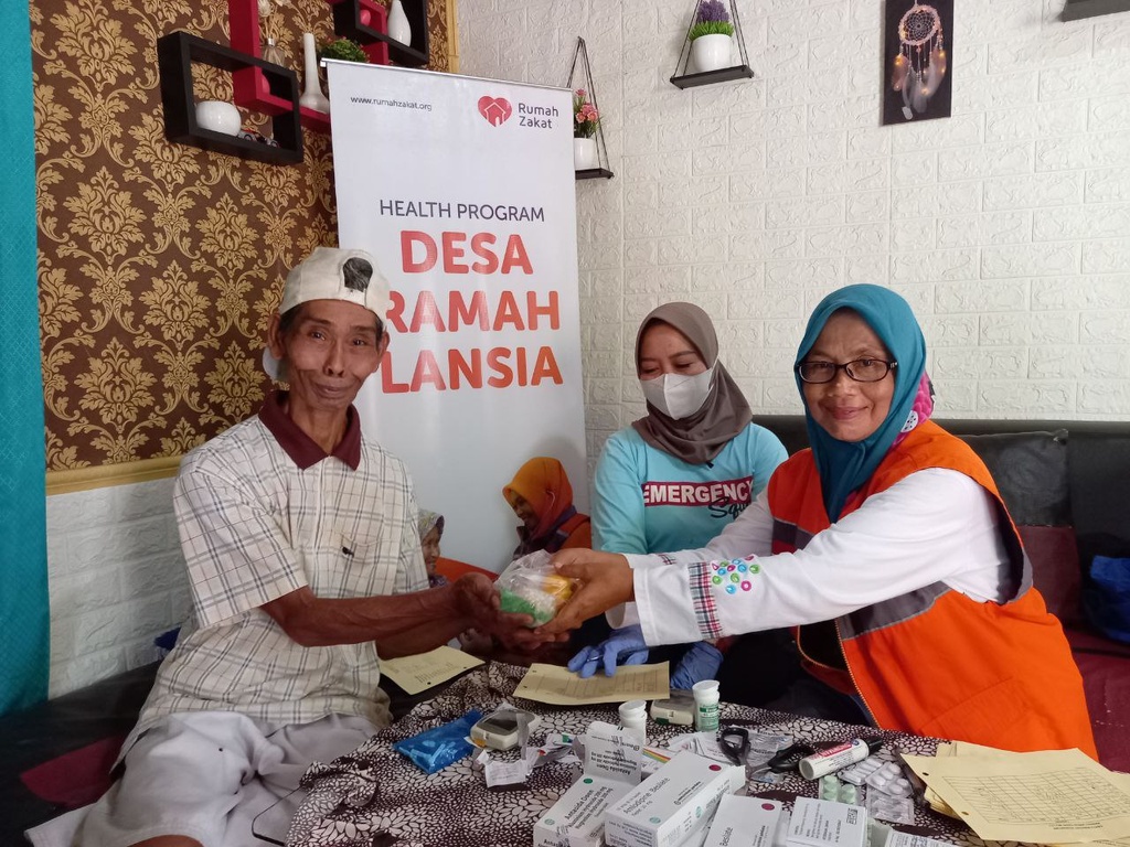 HADIRI KEGIATAN POSYANDU, PULUHAN LANSIA ANTUSIAS IKUTI KEGIATAN PEMERIKSAAN KESEHATAN BERSAMA RUMAH ZAKAT
