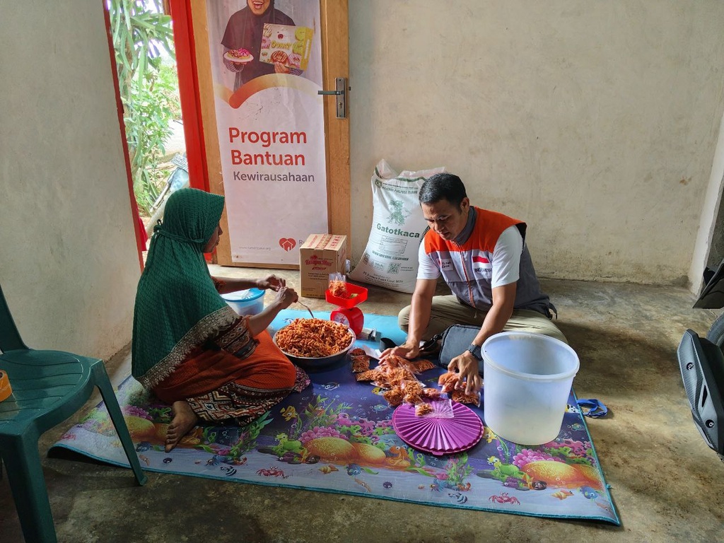 DUKUNG PERKEMBANGAN USAHA BU PITRIA, RUMAH ZAKAT SALURKAN BANTUAN MODAL