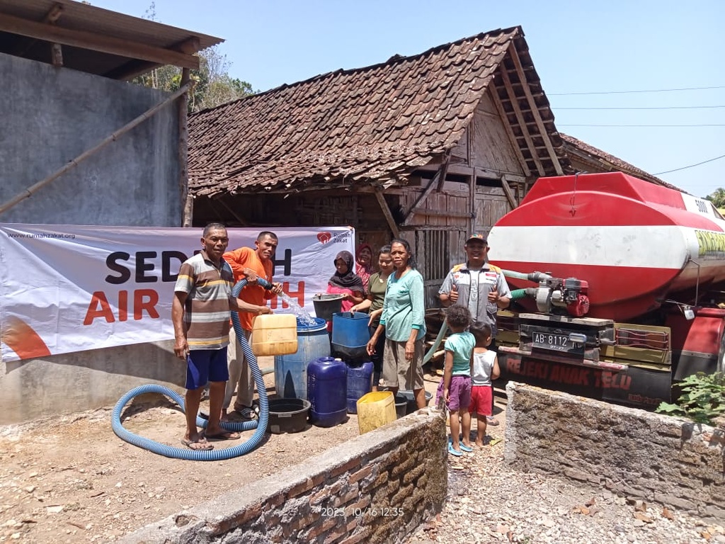 BANTU WARGA TERDAMPAK KEKERINGAN, RUMAH ZAKAT SALURKAN 8500 LITER AIR BERSIH