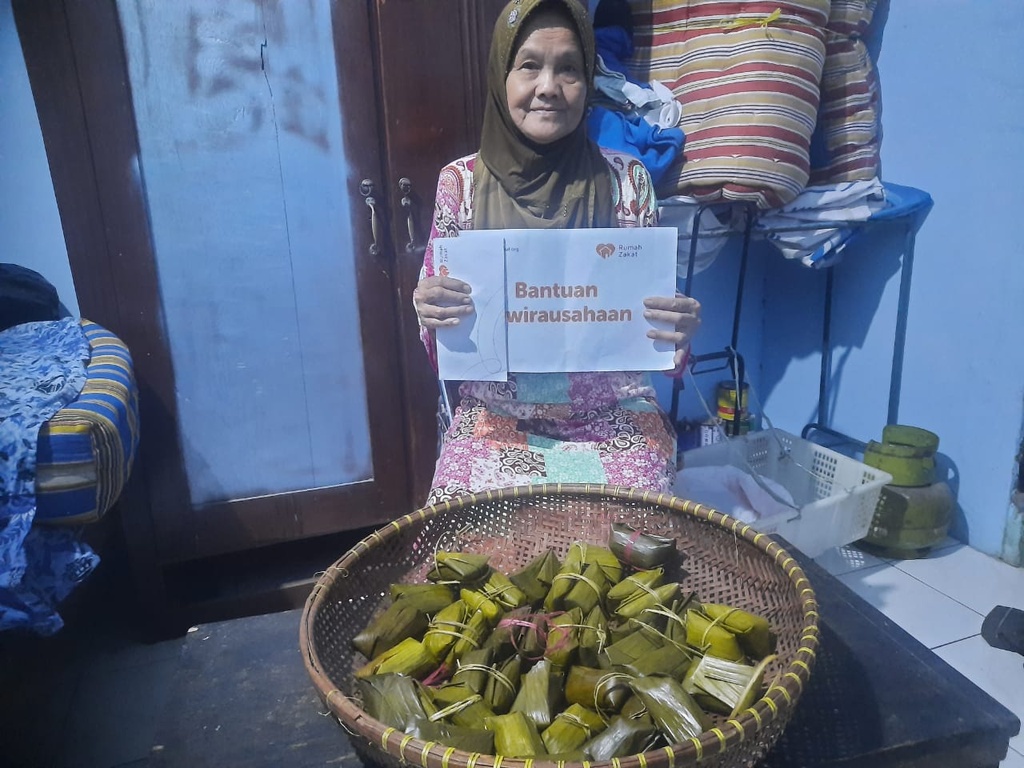 RUMAH ZAKAT SALURKAN BANTUAN MODAL UNTUK LANSIA PEJUANG NAFKAH