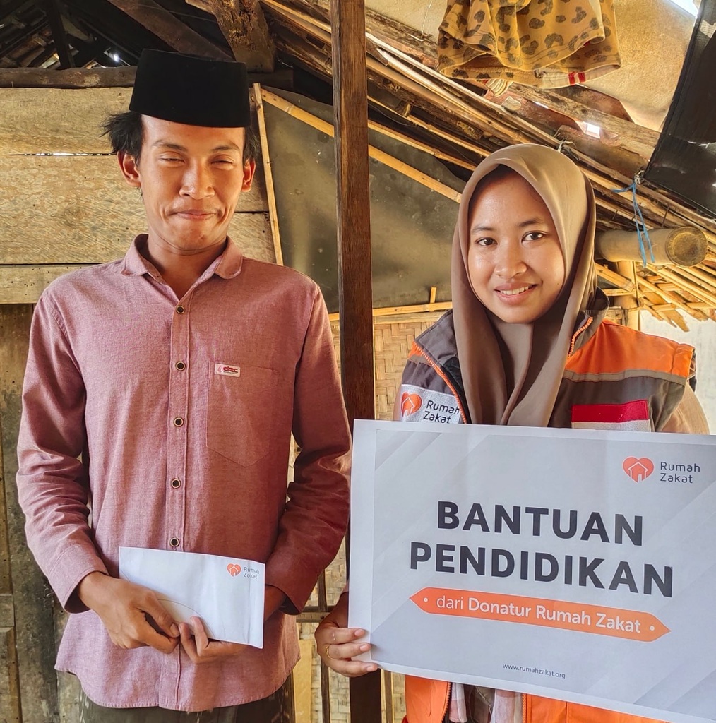 INDRA TERSENYUM BAHAGIA DAPAT BANTUAN PENDIDIKAN DARI RUMAH ZAKAT