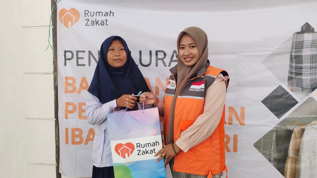 PERINGATI HARI SANTRI, RUMAH ZAKAT SURABAYA BERBAGI 100 PERLENGKAPAN IBADAH