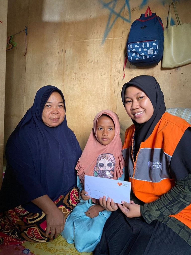 ZAHRA, KORBAN KEBAKARAN TERIMA BANTUAN PENDIDIKAN DARI RUMAH ZAKAT