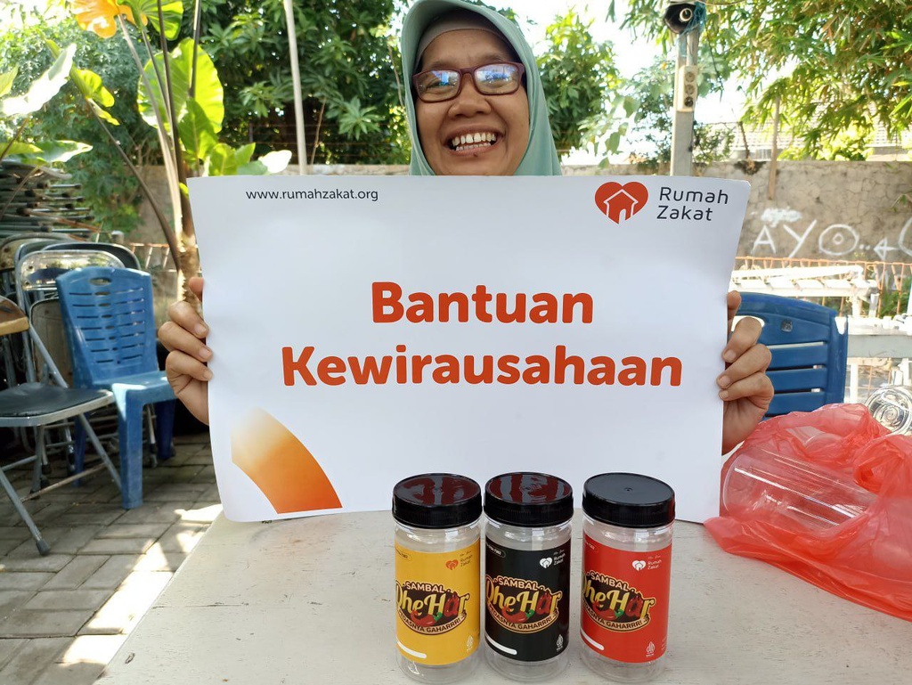 KEMBANGKAN UMKM, RUMAH ZAKAT BERIKAN PENDAMPINGAN LOGO DAN BRANDING SAMBAL BUDHE HAR