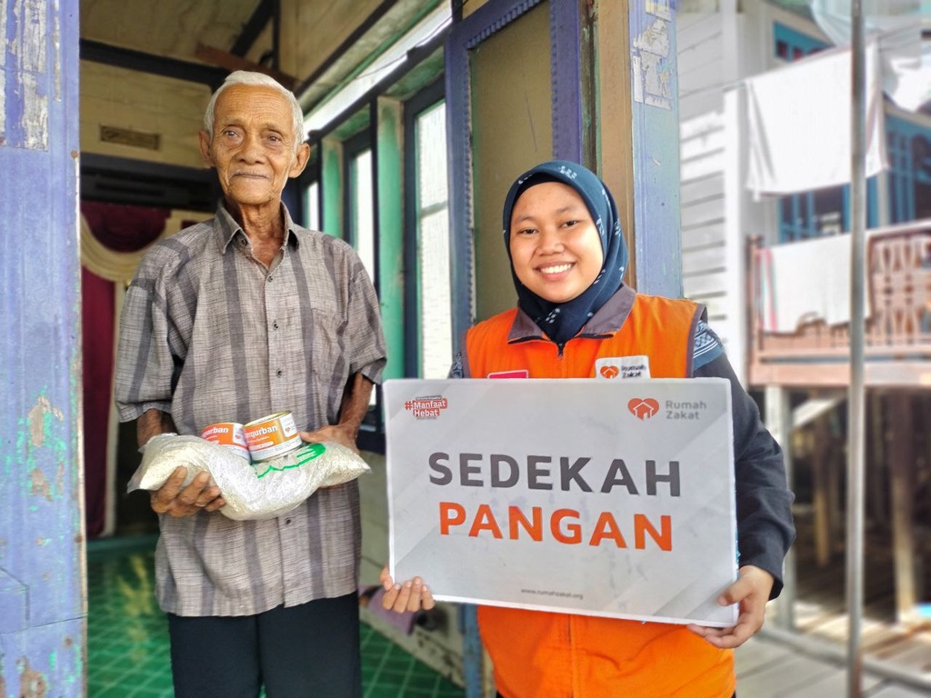 RUMAH ZAKAT SALURKAN SEDEKAH PANGAN UNTUK WARGA DI DESA TERCENCIL