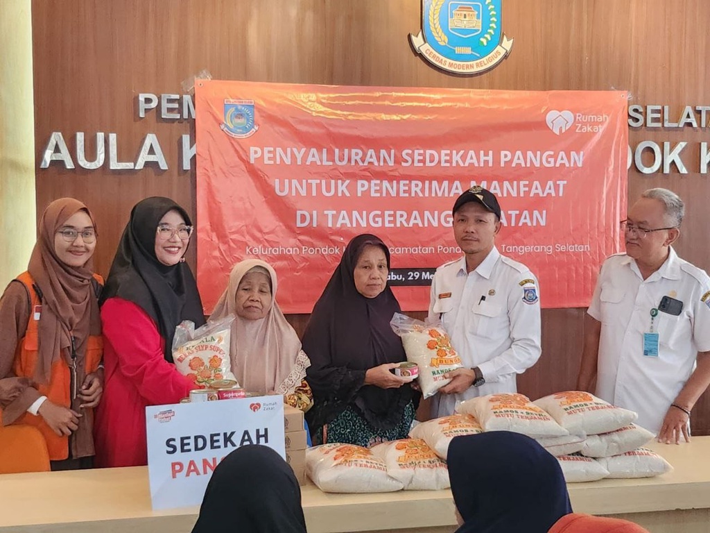 RUMAH ZAKAT BERKOLABORASI DENGAN PEMERINTAH KELURAHAN PONDOK KARYA SALURKAN SEDEKAH PANGAN UNTUK WARGA