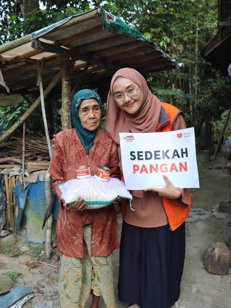 SEDEKAH PANGAN HADIRKAN KEBAHAGIAAN UNTUK LANSIA PRA SEJAHTERA DI DESA CIGOONG