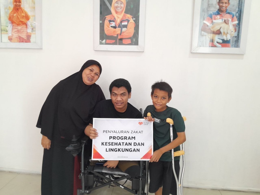 BAHAGIANYA ARFAH SAAT MENDAPAT BANTUAN KURSI RODA DAN TONGKAT BARU