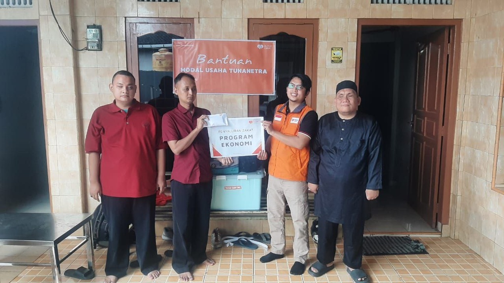 DUKUNG KEMANDIRIAN BAGI TUNANETRA DALAM HAL EKONOMI, RUMAH ZAKAT SALURKAN BANTUAN MODAL