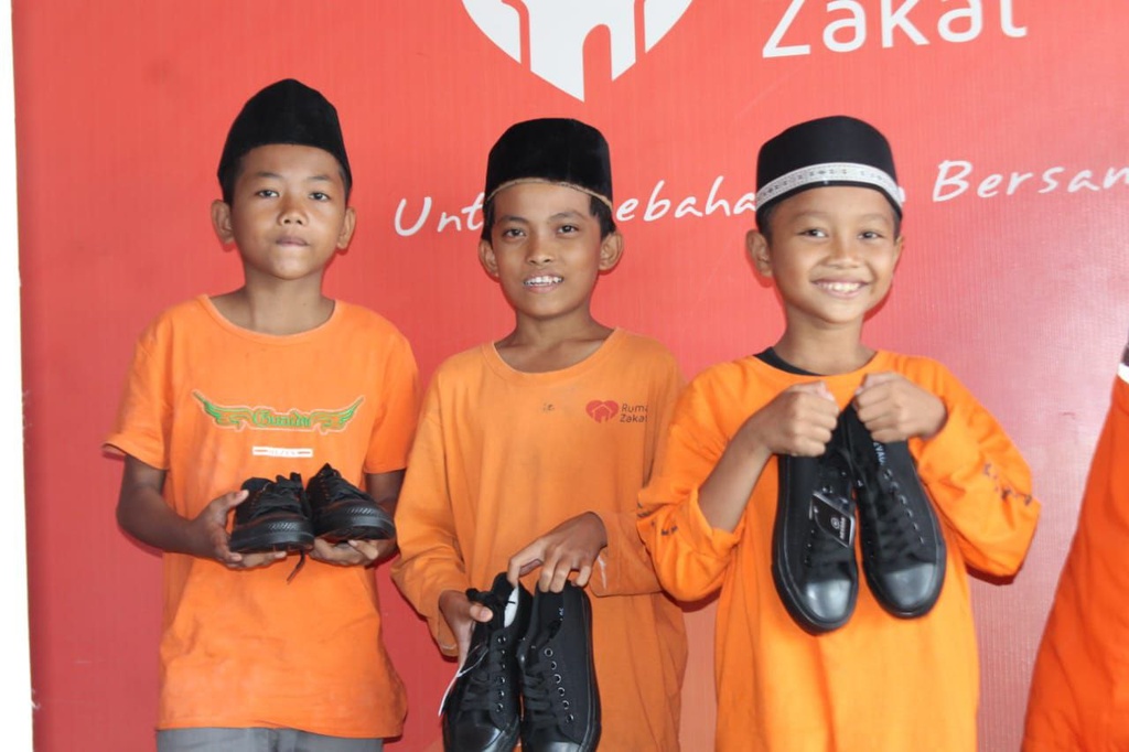 BAHAGIAKAN YATIM DHUAFA, RUMAH ZAKAT BERBAGI SEPATU BARU