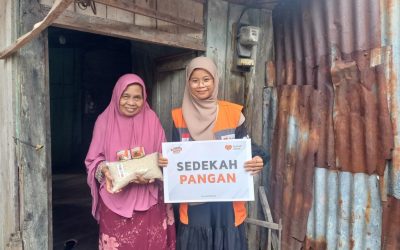 RUMAH ZAKAT DISTRIBUTES FOOD SADAQAH TO HELP UNDER-PROSPEROUS RESIDENTS IN SEBERANG ULU II DISTRICT