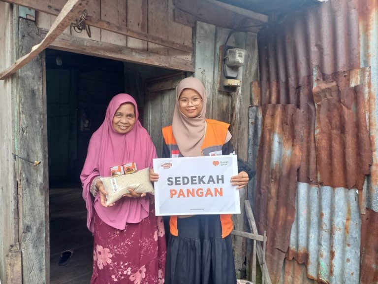 RUMAH ZAKAT DISTRIBUTES FOOD SADAQAH TO HELP UNDER-PROSPEROUS RESIDENTS IN SEBERANG ULU II DISTRICT