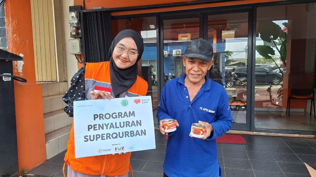 HAPPY RESIDENTS WHEN RECEIVING SUPERQURBAN FROM RUMAH ZAKAT