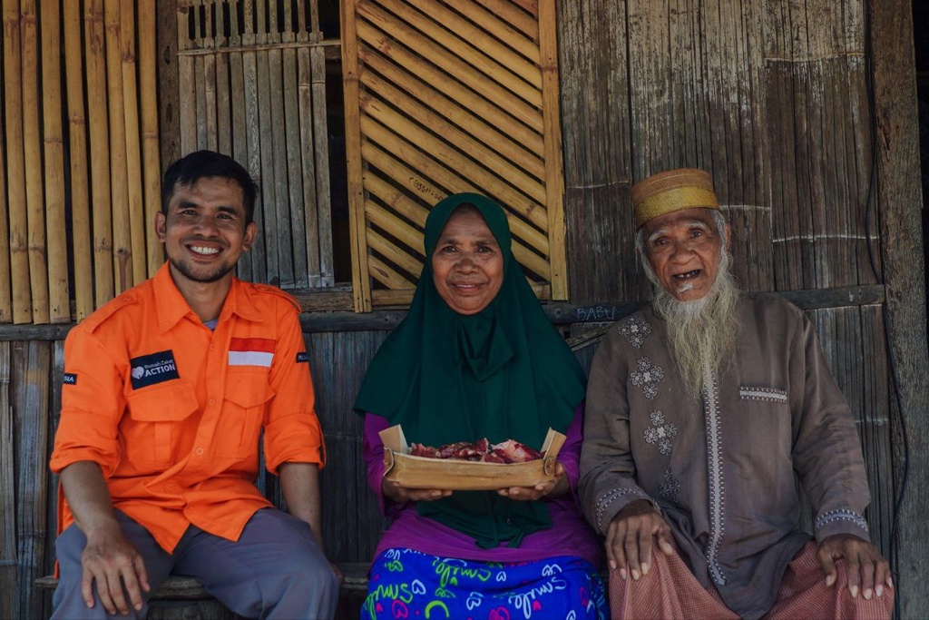 REDUCE PLASTIC WASTE, RUMAH ZAKAT DISTRIBUTES QURBAN MEAT USING NATURAL INGREDIENTS