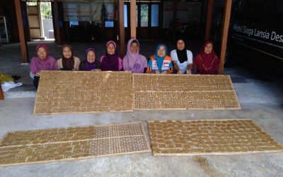 PEMBERDAYAAN LANSIA MELALUI PRODUKSI LEMPENG NDESO SIMBAH