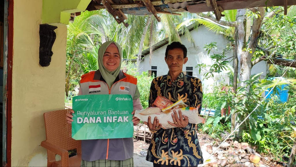 RUMAH ZAKAT BERIKAN APRESIASI UNTUK PAK JANI, GURU HONORER YANG SUDAH MENGABDI SELAMA 21 TAHUN
