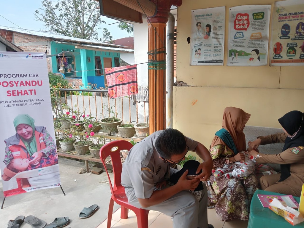PT PERTAMINA PATRA NIAGA FUEL TERMINAL KISARAN BERSAMA RUMAH ZAKAT DAN KADER POSYANDU BERIKAN PMT UNTUK BALITA