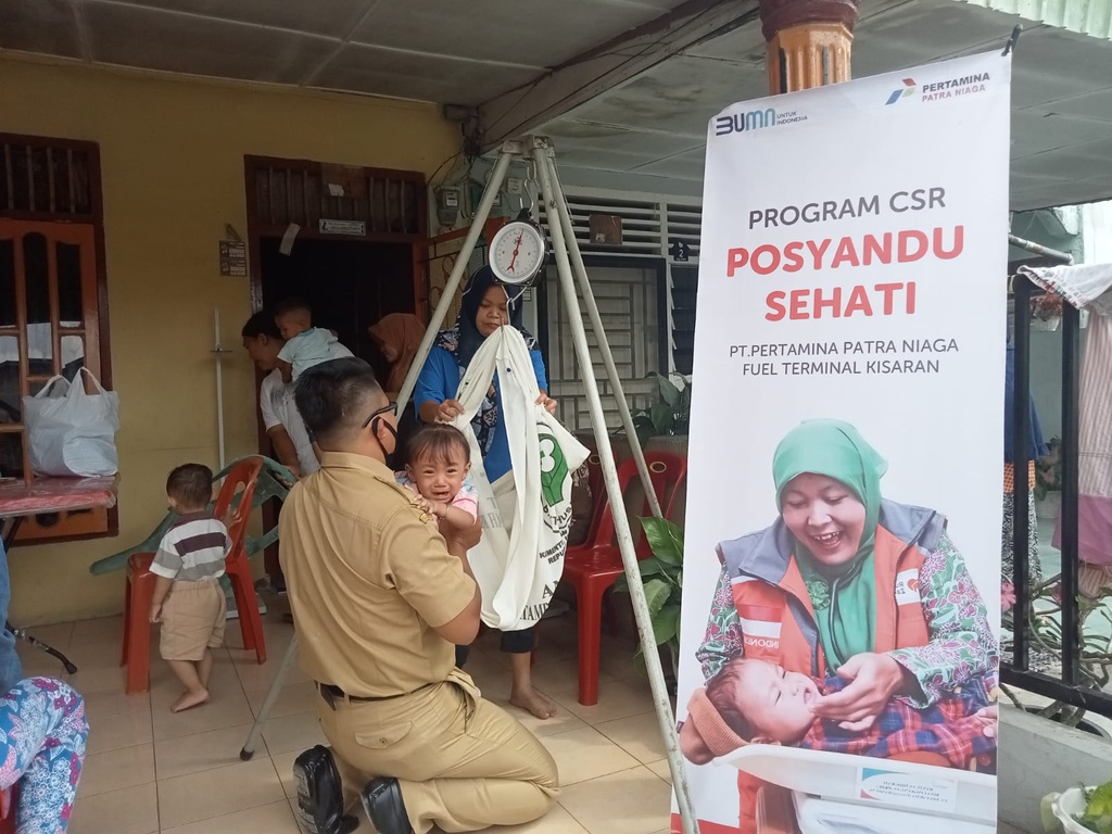 PEDULI STUNTING, PT PERTAMINA PATRA NIAGA FUEL TERMINAL KISARAN BERSAMA RUMAH ZAKAT KEMBALI ADAKAN POSYANDU