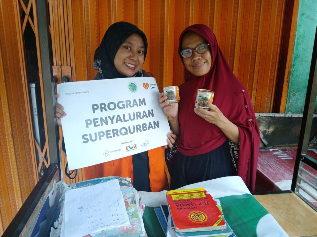 SENYUM BAHAGIA IBU FARIDAH SALAH SATU KORBAN TERDAMPAK BANJIR BATURAJA OKU SAAAT MENERIMA SUPERQURBAN RUMAH ZAKAT