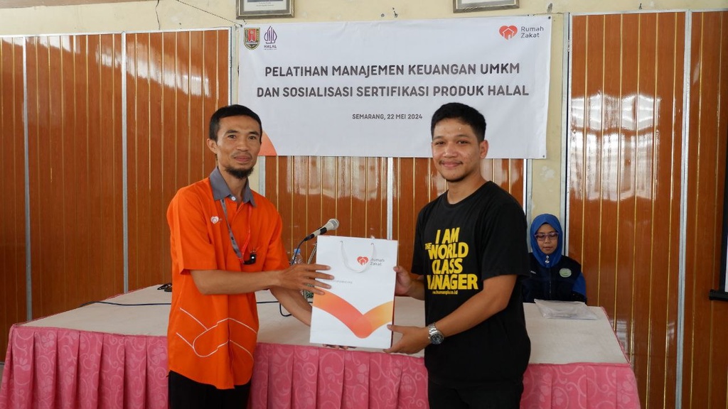 RUMAH ZAKAT ADAKAN PELATIHAN MANAJEMEN KEUANGAN UMKM DAN SOSIALISASI SERTIFIKASI PRODUK HALAL