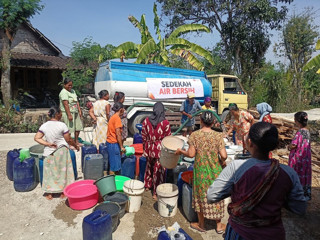 Dilanda Kekeringan, Rumah Zakat Salurkan Air Bersih di Kabupaten Blora